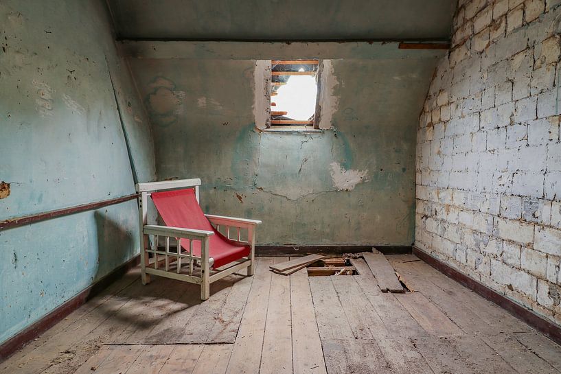 Verfallener Raum mit seinem roten Stuhl. von Patrick Löbler
