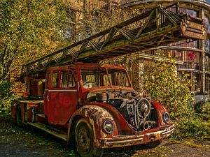 Oude Vervallen  Brandweer Auto in HDR van Art By Dominic