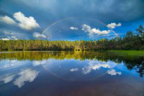 Regenbogen mit Spiegelung. Finnland