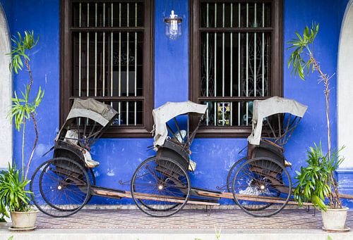 Riksja's in front of Cheong Fatt Tze Mansion