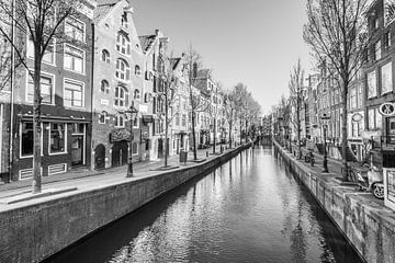 Oudezijds Achterburgwal op De Wallen in Amsterdam