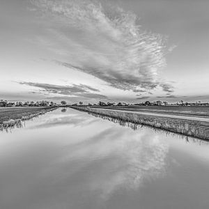 Nieuw kanaal nabij Vijfhuizen met wolkenspiegel sur Harrie Muis