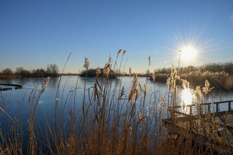 bevroren meer op een zonnige dag van Merijn Loch