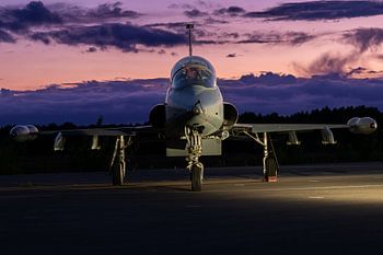 Superbe ciel avec un gros plan d'un NF-5 hollandais à Soesterberg