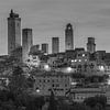 Monochrome Toskana im Format 6x17, Skyline San Gimignano im Morgengrauen von Teun Ruijters