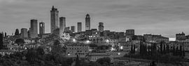 Monochrome Toskana im Format 6x17, Skyline San Gimignano im Morgengrauen von Teun Ruijters