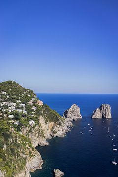 Vue des formations rocheuses depuis l'île de Capri, en Italie sur Kelsey van den Bosch