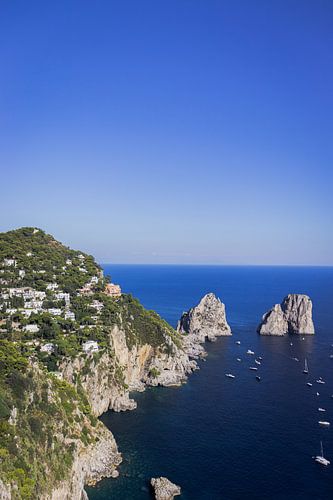 Vue des formations rocheuses depuis l'île de Capri, en Italie