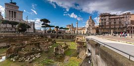 Forum von Trajan (Foro di Traiano) zusammen mit dem Denkmal von Victor Emanuel II (Monumento Naziona von Justin Suijk