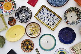 Bunte Keramik Teller an einer Ladenfassade in Sagres an der Algarve Portugal 3 von Western Exposure