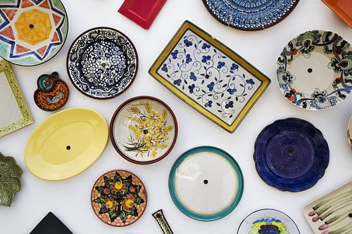 Kleurrijke keramische borden op een winkelpui in Sagres in de Algarve Portugal 3