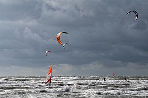 Kitesurfen in St. Peter-Ording; Duitsland van Karsten Rahn