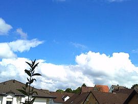 Wolken am Nachmittag über der Strasse von Silke Schreiber