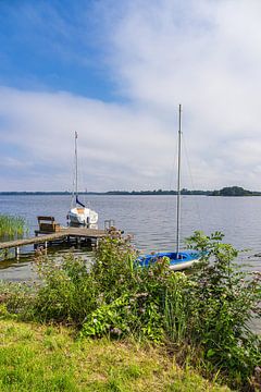 Blick auf Segelboote in der Stadt Zarrentin am Schaalsee von Rico Ködder