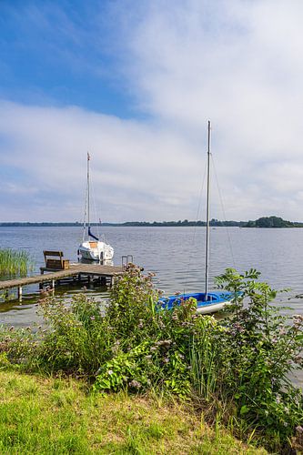 Uitzicht op zeilboten in de stad Zarrentin am Schaalsee