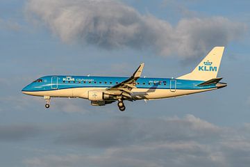 Landende KLM Cityhopper Embraer ERJ-175.