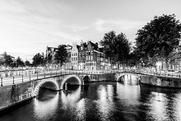 Keizersgracht in Amsterdam in de avond - Monochroom van Werner Dieterich