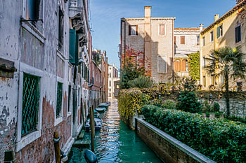 Belle lumière dans le canal caractéristique de Venise