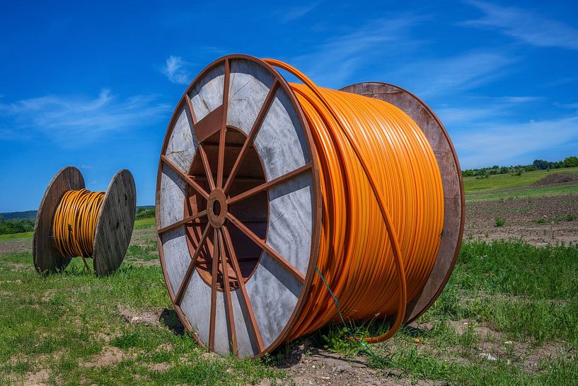 Kabeltrommel met oranje glasvezelkabel van ManfredFotos