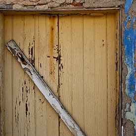 Baufällige Tür an der Algarve. von Marieke van der Hoek-Vijfvinkel