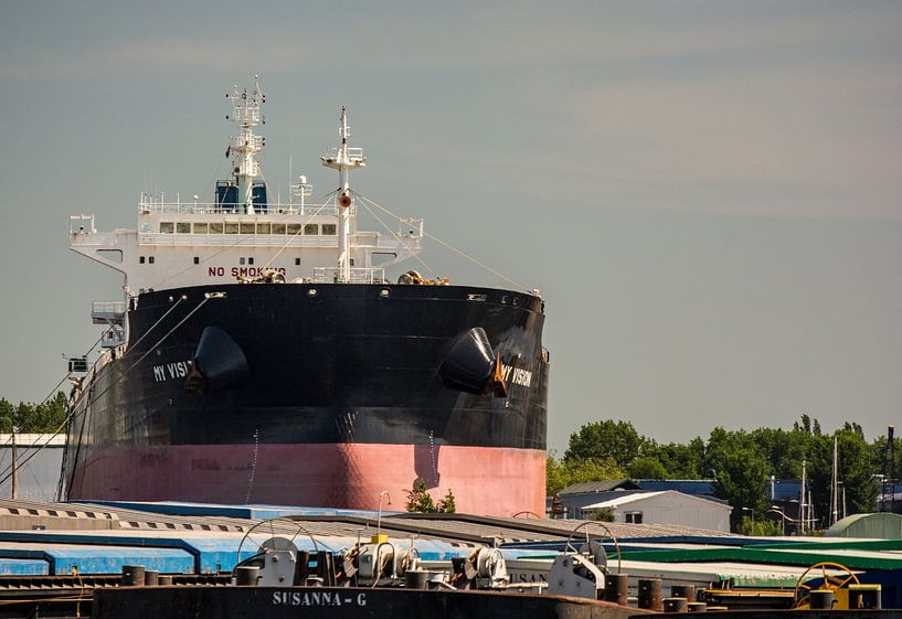 Bulkcarrier in the dock of the Shipyard Amsterdam Noord. by scheepskijkerhavenfotografie