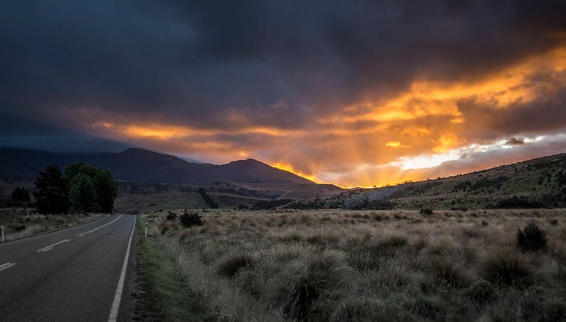 Weg bij zonsondergang by WvH