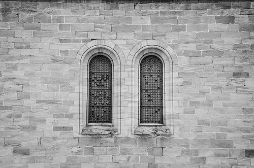 Schwarz-weiße Kirchenfenster im Mauerwerk