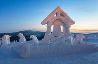 Vredesklok op de Fichtelberg in de winter van Daniela Beyer thumbnail