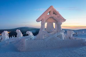 Friedensglocke auf dem Fichtelberg im Winter