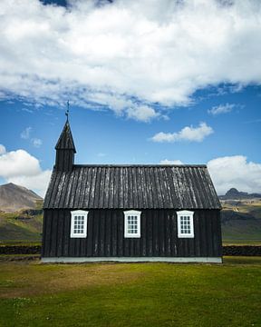 Die ikonische schwarze Kirche (Búðakirkja) in Island