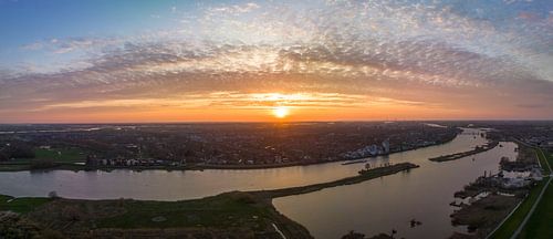 Kampen in de IJsseldelta tijdens zonsondergang in de lente van bovenaf gezien