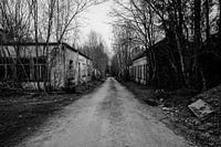 Chemin abandonné entre d'anciens bâtiments d'usine