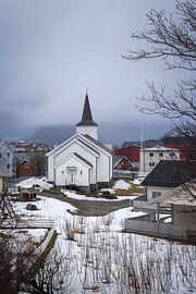 Een serene winterfoto van de kerk van Reine op de Lofoten, Noorwegen  van PhotoCluster