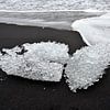 Gletsjer ijssculptuur op zwarte zand bij ijsmeer Jokulsarlon, Ijsland sur Jutta Klassen