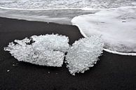Zwei Eisskulpturen auf schwarzem Sand beim Eismeer  Jokulsarlon, Island von Jutta Klassen Miniaturansicht