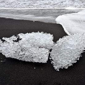 Zwei Eisskulpturen auf schwarzem Sand beim Eismeer  Jokulsarlon, Island von Jutta Klassen