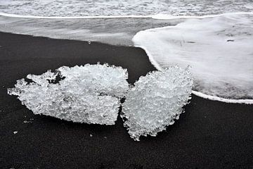 Gletsjer ijssculptuur op zwarte zand bij ijsmeer Jokulsarlon, Ijsland van Jutta Klassen