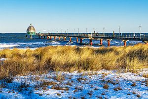 Düne und Seebrücke an der Ostseeküste bei Zingst auf dem Fisc