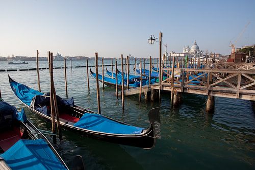 Gondels voor het grote kanaal in Venetië, Italië