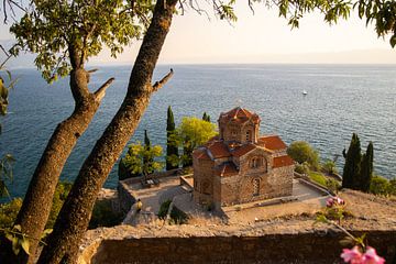 St. Jovan Kaneo-kerk aan het meer van Ohrid, Noord-Macedonië van Jan Schuler
