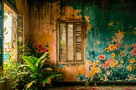 Verlassenes tropisches Gebäude – Farbenfrohes Urban-Exploration-Foto von BowiScapes – Kunst und urbane Wandgestaltung