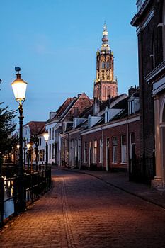 Straatbeeld van de Onze Lieve Vrouwetoren