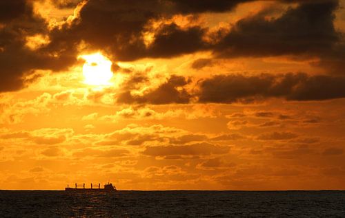 ORANGEFARBENES FRACHTSCHIFF