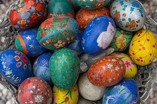 Gekleurde eieren in zilveren mandje