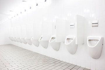 Urinoirs bij de mannen toilet