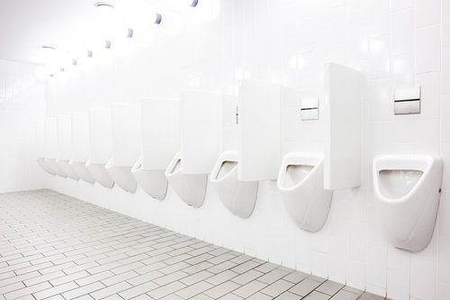 Urinale auf der Herrentoilette