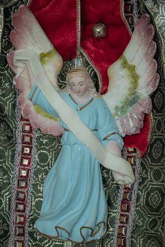 Prachtige antieke kerstbeelden in een unieke omgeving met een huiselijke sfeer kerst engel op een strik