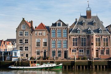Quay with historical buildings and ship in Maassluis by Peter de Kievith Fotografie