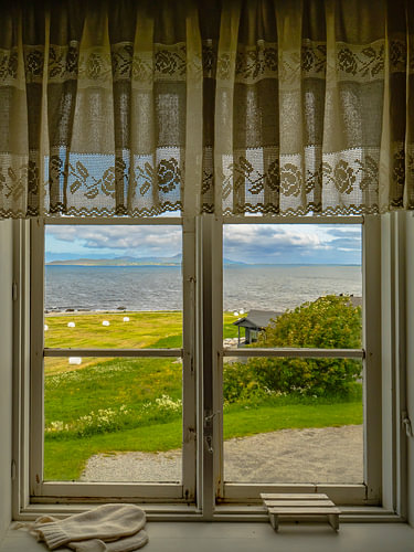 A room with an Alnes View