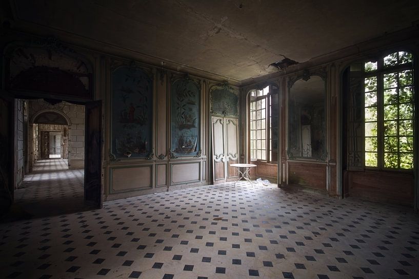 Verlaten Kamer in een Kasteel. van Roman Robroek - Foto's van Verlaten Gebouwen